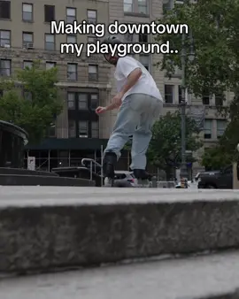 Testing new skates for the first time in the wild! NYC can be your playground too (it’s expensive tho, just a heads up)  #nyc #rollerblading #inlineskating #patins 