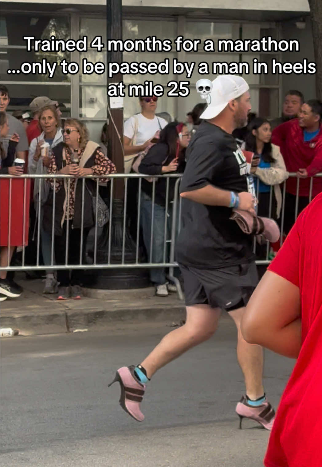He even had two pairs. @Curtis is such a legend. He’s a guiness world record for “fastest marathon in high heels by a male” to support victims of domestic violence. #runnerproblems #fyp #chicagomarathon @Chicago Marathon 