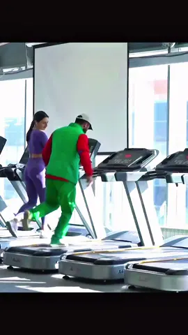 anatoly running machine prank with girl 👀 #anatoly #anatolyprank #GymTok #europe #fyp 