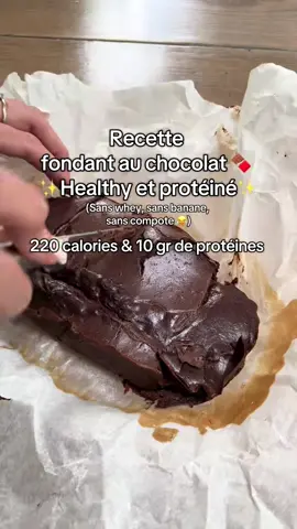 Le meilleur dessert post legday 🍑 le fondant au chocolat 🍫 (aka le meilleur dessert au monde) 220 calories - 10 gr de protéines la part (pour 8 parts) sans whey - sans bananes  4 œufs  215 gr de fromage blanc 0%  230 gr de chocolat noir (je prend celui de chez @Prozis_official )  2 cas de farine d’avoine (elle vient aussi de chez Prozis  -10% EMMAFOOD) 1 cas de beurre de cacahuète (Prozis aussi)  #dessert #recettehealthy #recetterapide #recetteproteine #foryou 