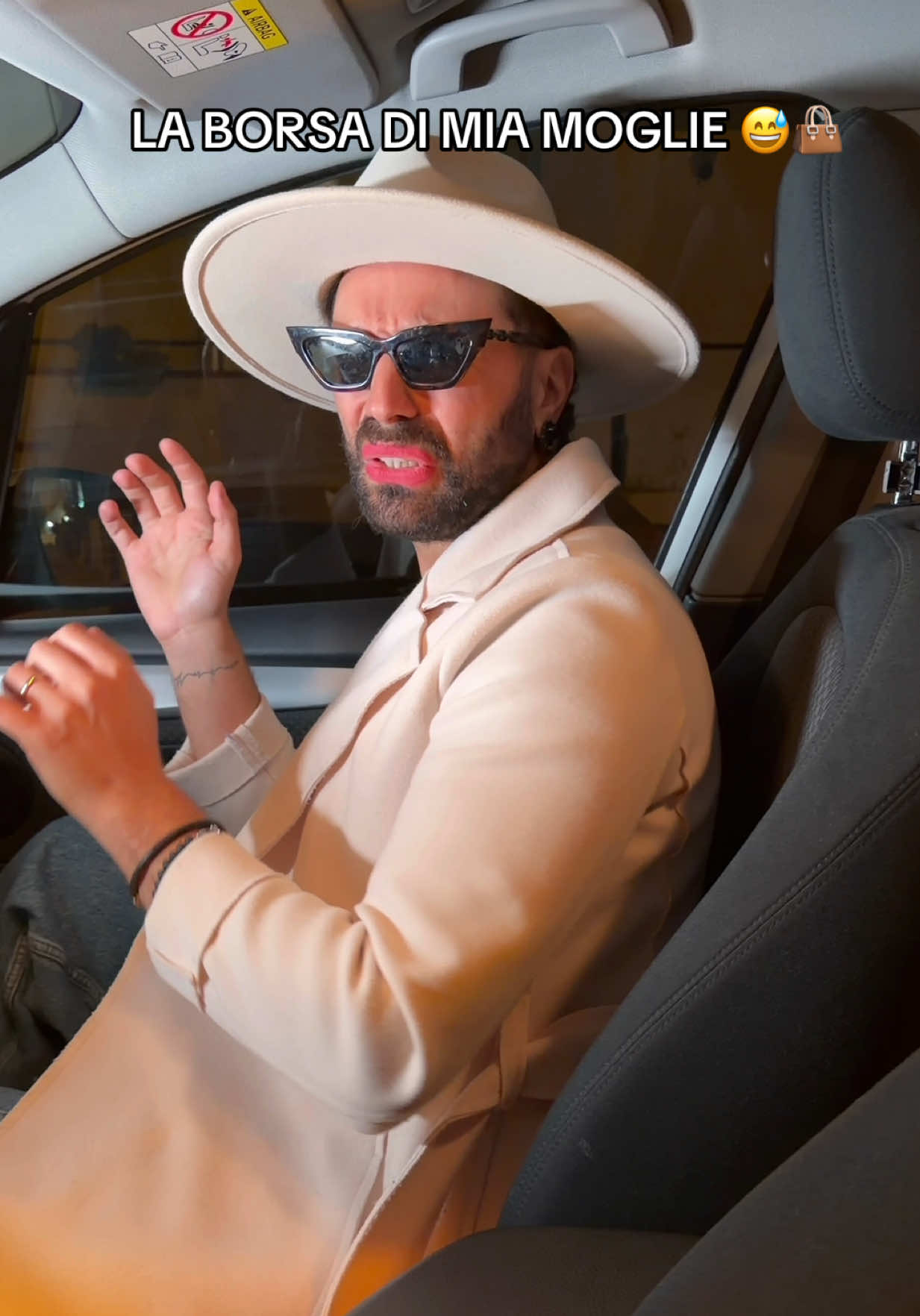 E nella tua borsa, cosa non può mancare ? 👜🤣❤️ Dopo l’imitazione di Marica,stanotte dormo in giardino 🤣 #themogs #casamog #comedy #comicità #ridere      