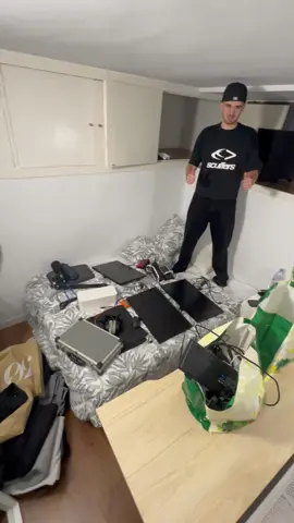 Última etapa para acabar mi habitación en Madrid, pero bueno todavía le falta algo de decoración. Podéis ir dándome ideas para mejorar un poco todo! 🤝🏻