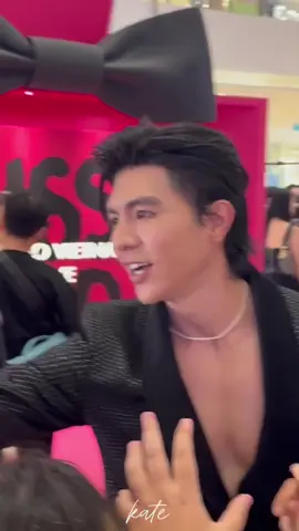 “Đừng có quay cái khu vé của tui nha” =)))) gì cũm dám thoại =)))) #stevennguyen #nguyenhuy #diorbeauty #dior #saigoncentre  Cre: kateisthequin