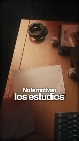 A muchos padres les duele admitirlo, pero lo piensan: “Miro a mi hijo y no le veo futuro…” No le motivan los estudios. No quiere deportes. Solo móvil, YouTube, videojuegos… Y claro, te entra el miedo: “¿Y si nunca llega a nada?” “¿Y si fracaso como madre/padre?” Pero escucha esto: Tu hijo no está vacío. Solo está lleno de cosas que no estás mirando. Tal vez no destaca en LO TUYO, pero puede ser brillante en LO SUYO: ✨ Creatividad ✨ Empatía ✨ Hacer feliz a los demás ✨ Ver el mundo diferente Educar no es meterles en un molde. Es descubrir su tesoro… y ayudarles a brillar. Si este video te removió algo… GUÁRDALO. Porque lo vas a necesitar en esos días de duda. Y sígueme para más herramientas reales de crianza consciente . #psicologiainfantil#psicologiaadolescentes#madresypadres#familia#crianzarespetuosa
