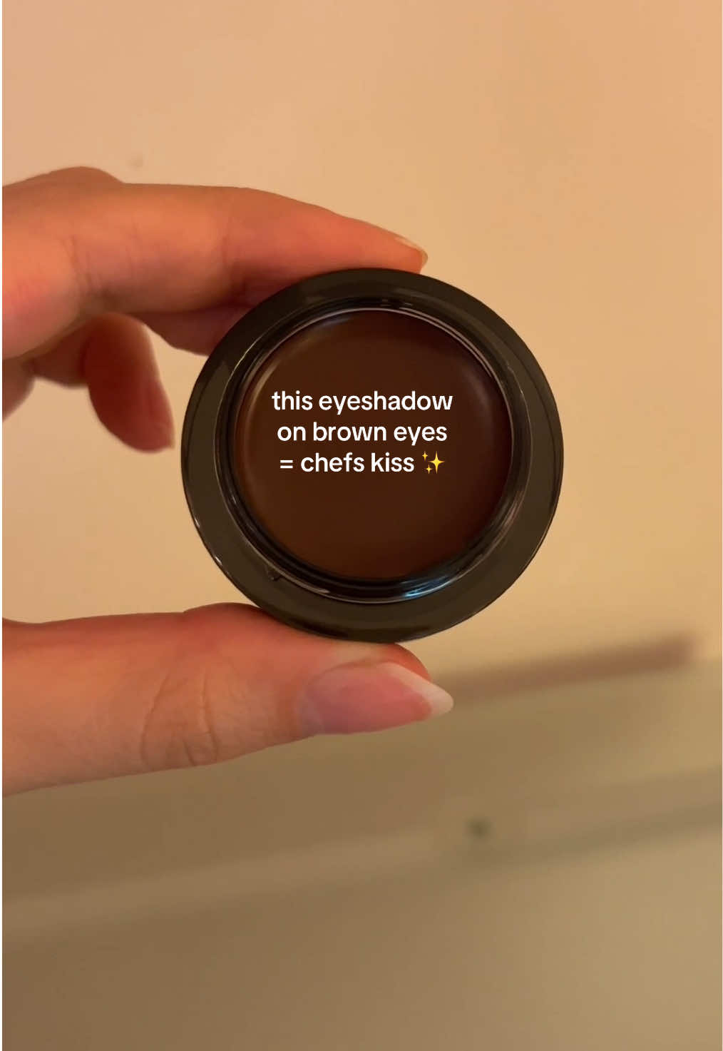 shade: Brun; literally the perfect chocolatey color for brown eyes! the formula is a cream that turns into a matte powder. I love this Solo Shadow by @MERIT Beauty 🤍 *linked on video #eyeshadow #browneyes #darkbrown #cleangirl #cleangirlaesthetic #makeup #aesthetic #tiktokshopcreatorpicks 