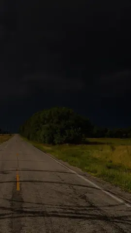 نواقضُ الإسلام { أداء ظفر النتيفات } نواقضُ الإسلامِ عشرةٌ أتت وفي رسالةِ الإمامِ ثبتت أولها: الإشراكُ وهو من جعل للهِ نداً بِئس عبداً إن فعل والثاني: ناقضٌ بإجماعٍ حصل من يتخِذ وسائطاً إذا سأل ثالثُها من لم يُكفر مُشركا أو شكّ في كُفرِ الذي قد أشركا أو كان راضياً، بهِ فقد كفر وكذّب الكتاب أيضاً والخبر والرابعُ: إعتقادُ هديٍ أكملُ أو مثل ما بهِ أتانا المُرسلُ والخامسُ: المُبغِضُ للهدي الذي جاء بهِ الرسولُ، فالكُفرُ جلي والسادسُ: استِهزاؤهم بالدّين فـرتل التـوبة للتبييـنِ والسابعُ: السحرُ ومنه الصرفُ يرضاهُ أو يفعلُهُ والعطفُ والثامنُ: الذي أعان من كفر على الذي بهِ الإيمان قد وقر فظاهر المُشرِك ظُلماً ونصر ومن تولى كافِراً فقد كفر والتاسعُ: اعتقادُ أن لِلولي الخروج عن شِرعة أحمدَ النبي والعاشرُ: الإعراضُ عن دينِ الصمد في السجدة البيان حقاً قد ورد لا فرق فيها بين جِدًّ أو هزل أو خوف غير مكرهٍ فيما عمل