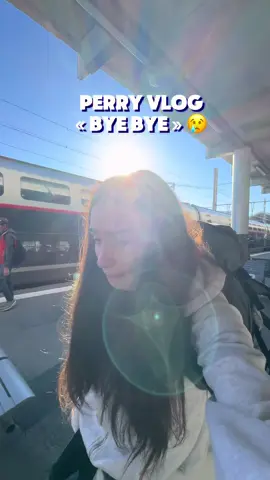 Aujourd’hui ça chouine 🥲 c’est pour la bonne cause ça va être cool mais j’avoue que le début pas simple !! À demain 💕💕 #depart #voyage #Vlog 