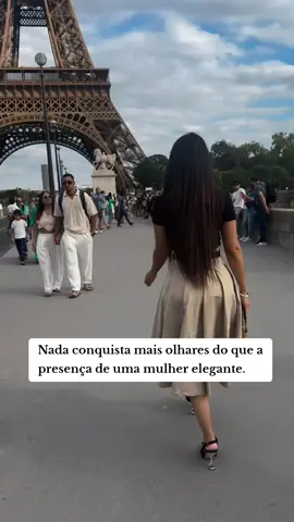 Nada conquista mais olhares que a presença de uma mulher elegante. Porque não é sobre chamar atenção, é sobre inspirar respeito e admiração sem dizer uma palavra. A verdadeira força está na postura, na confiança e admiração de quem sabe o seu valor. Pronta para se tornar uma mulher inesquecível? Clique no link da bio e descubra como. #elegancia #mulherelegante #feminilidade #postura #vaiprofycaramba 