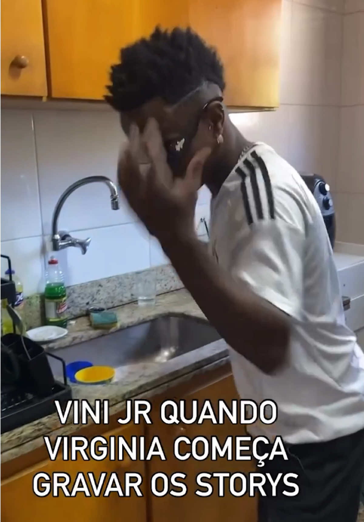 Vini jr se escondendo da Virgínia! Isso aqui tá bom de mais. #memes #virginia #vinijr #relacionamento #futebol 