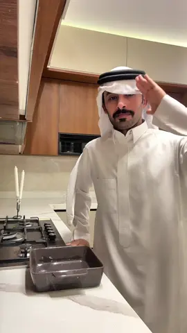 لا تقولون ما فناننن🤨؟؟ #عبدالعزيز_المغيري #fyp  الطريقة /  الطبقة الاولى كيك جاهز ورصيته بالصينيه وسقيته شوي حليب  الطبقة الثانية /  ٦ جبن كيري وعلبة قشطة وظرف دريم ويب وظرف كريم كراميل ونص كوب كريمة خفق واخفقها بالمضرب الكهربائي لين القوام يصير كريمي اضيفها فوق فوق الكيك  اخر طبقة شوكلاته مع قشطه ادخلها الثلاجه يبرد اخر شيء اضيف شوكلاته مبشور فليك الاصفر وبالعافيه 🤍  