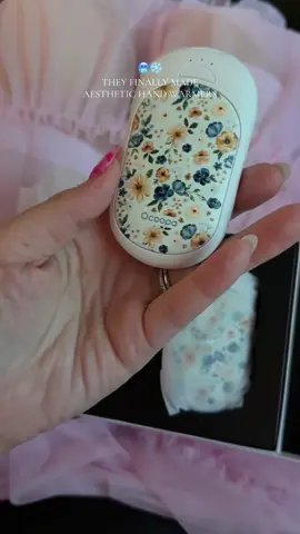 These aesthetic handwarmers are magnetic and make such cute stocking stuffer ideas! ##tiktokshopcreatorpicks##wintermusthaves##handwarmers ##stockingstufferideas 