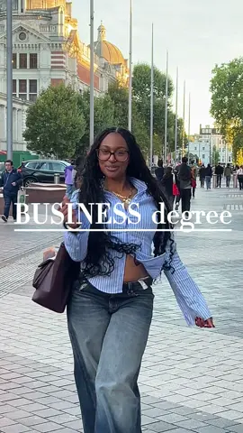 As if when I graduate medical school I’m gonna have a business degree! This vlog was about my first week , which was last week ! That’s how chaotic things have been! I’m loving the change from medicine to business it’s so refreshing ! It’s defos been challenging having to adjust to the different style of learning but I can’t wait for the journey ahead ! Currently obsessed with @TOCOBO hyuluranic acid , @BERSHKA , @maccosmetics studio fix and the aisha lip kit @thebeautycrop  MWAH 💋#medicalschool #medicalstudent #medicine #medicalschooluk #fyp 