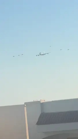 Not everyday you get to see Trump arrive on his airforce 1 plane while you’re sitting enjoying a drink in the sun in Egypt.  #trump #fyp #egypt #airforceone #donaldtrump 