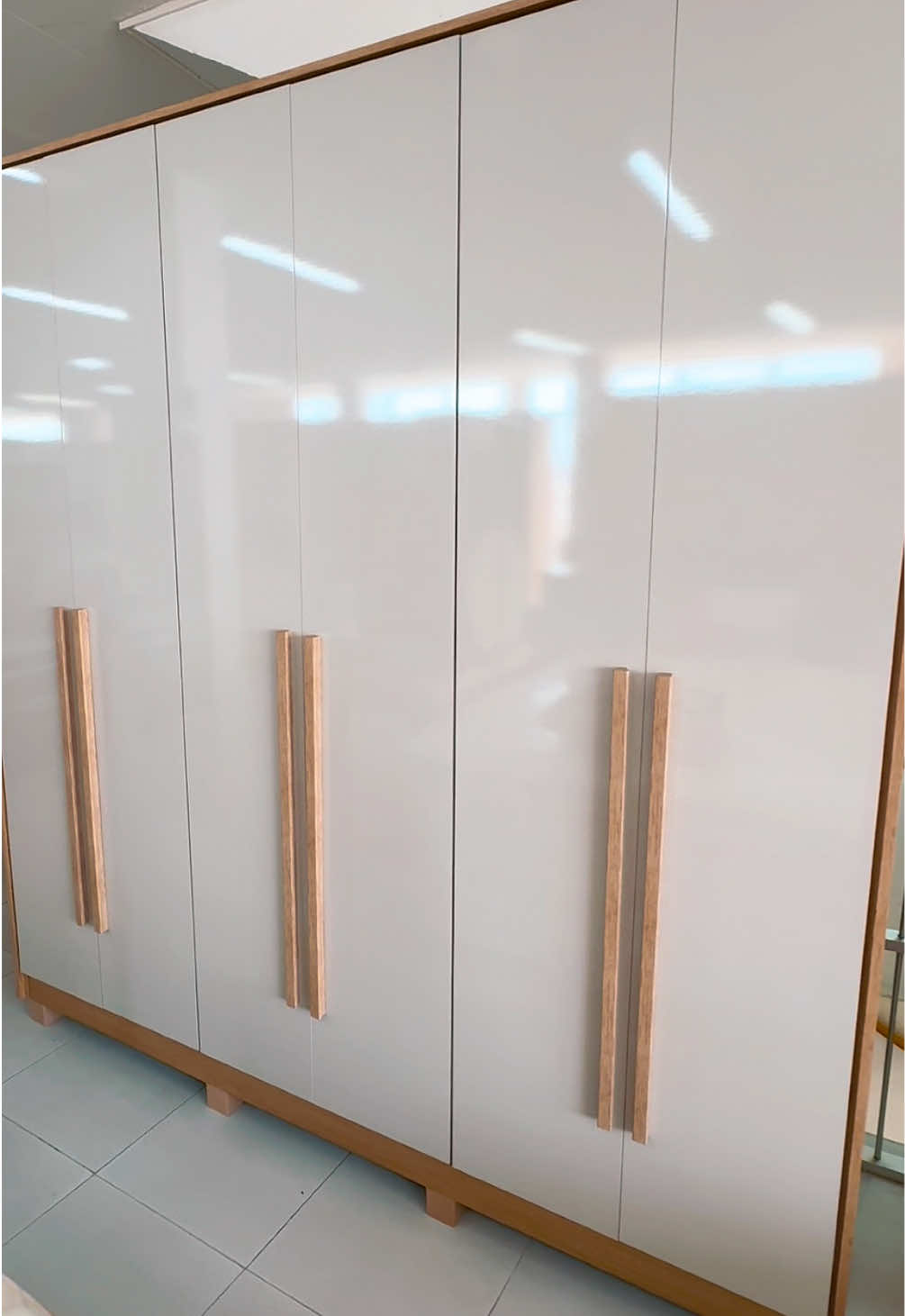 Clássico e sofisticado, o Guarda-Roupa New Paranoá é conhecido por seu design com linhas retas e marcantes, que combinam perfeitamente com diferentes estilos de decoração. Com 6 portas e puxadores na mesma cor e material da estrutura, ele traz um visual harmonioso e elegante. Internamente, oferece ótima organização, com gavetas com frentes usinadas e corrediças telescópicas, cabideiros metálicos, maleiros e espaço exclusivo para sapatos. Produzido 100% em MDF com chapas de 15 mm, o modelo garante durabilidade e resistência. Seus oito pés proporcionam estabilidade e facilitam a limpeza do ambiente. Além disso, o New Paranoá é fabricado com matéria-prima de reflorestamento, refletindo o compromisso da Móveis Rimo com a sustentabilidade. #dkmoveissantacruz #móveiscomestilo #santacruzdocapibaribe #roupeirocasal #estiloedesign 