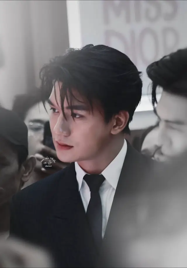 Đi lượm lặt ảnh HD bổ mắt cho mọi người lưu nè . Ta nói nhìn nó Nghiêm Khoan mà nó Le Min Ho =]]] Xin hãy giữ cái tóc kiểu này cho tuiiiiii cre có trên từng ảnh  #donhathoang #dior 