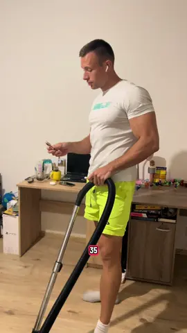 Когда мужчина решил взять в руки пылесос #уборка #пылесос #мужжена 