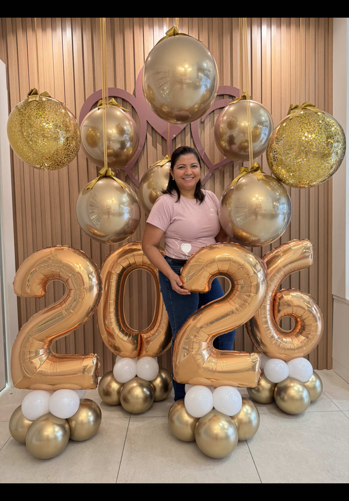 ✨ Inspiração de cenário para o Réveillon 2026! Vem comigo e aprende como montar um cenário incrível para celebrar a virada do ano com muito estilo! 🥂🎉 Esse kit completo — prontinho para instalar e deixar tudo igualzinho ao vídeo — você encontra na @minhafestabaloes 💛 Marca aquela amiga que vai entrar nessa missão com você e já começa o planejamento da festa! 🤩 #decoração #anonovo #reveillon2026 #baloes #festas 