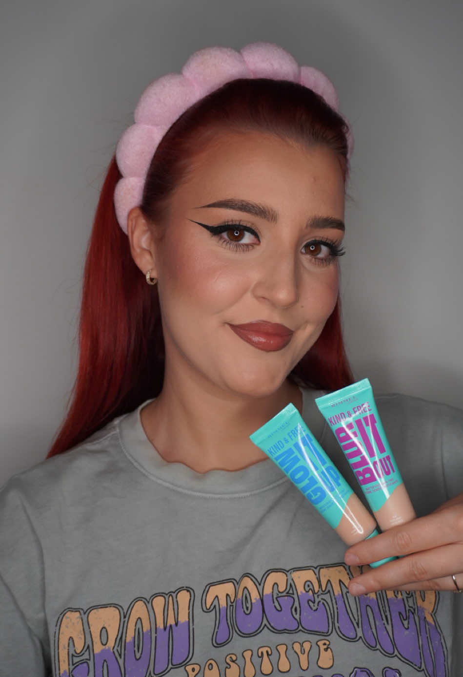 Ce alegeți, Blur it out sau Glow it up? 🫶🏻 *gifted @rimmellondon #kindandfree #bluritout #glowitup #skintint #noutati 