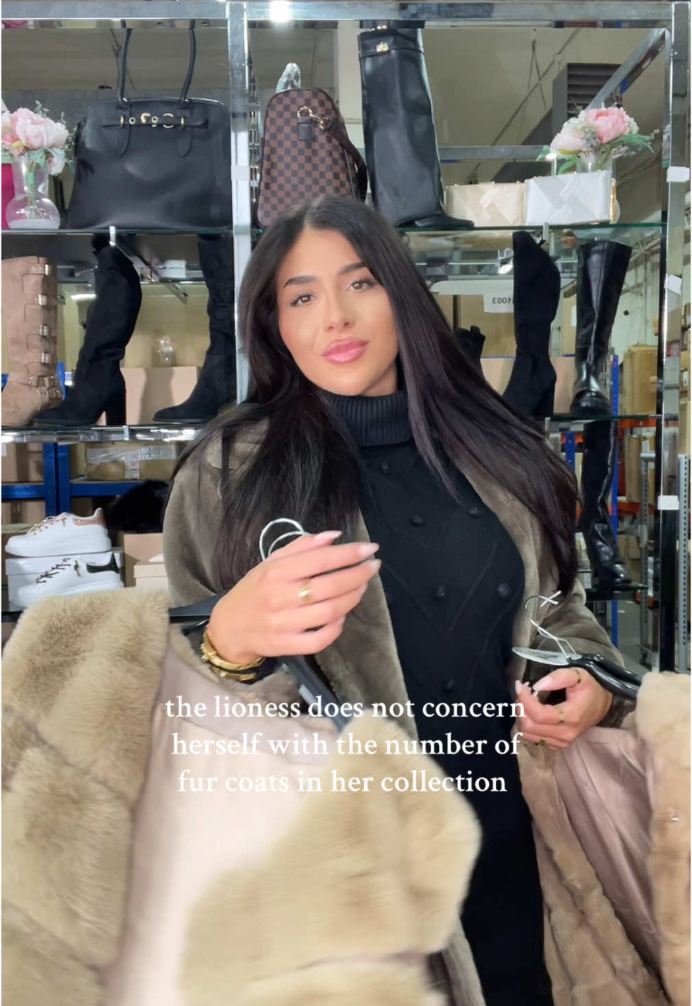 living in fur this autumn 🍂 #fashion #coat #fur #lioness 