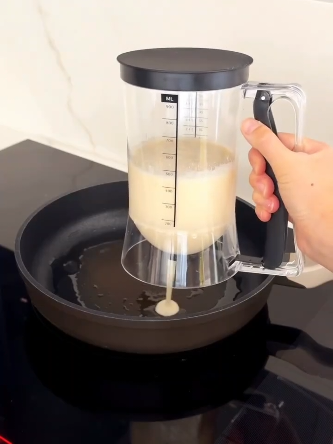 🛍️ Jarra Dispenser Dosador Medidor de Massas 900ml p/ Cupcake Panqueca Waffle Crepe Bolo Confeitaria  📌 Comente QUERO que te envio o link #jarradispenser  #jarradosadora  #dosadora  #medidacerta  #praticidadenacozinha 