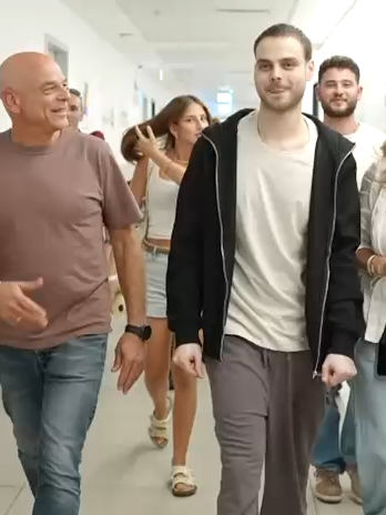 Heartwarming moments: After being kidnapped on October 7, 2023, and surviving more than 2 years in H*mas captivity in Gaza, Alon Ohel is with family at the hospital in Israel.  Credit: GPO