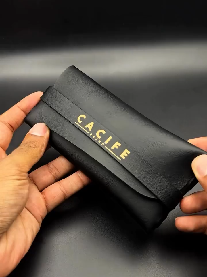 Link para compra: https://s.shopee.com.br/7KoKqg3URE O acessório unissex indispensável! Este óculos de sol preto fosco combina o charme Vintage Clássico com a pegada Quadrada e moderna. Leve, resistente e perfeito para todos os momentos. Com ele, você garante estilo e a máxima proteção: as lentes UV400 Original cuidam da sua visão enquanto você se destaca. Simplesmente Premium. Características: Cor/Acabamento: Preto Fosco Estilo: Quadrado, Clássico Vintage Proteção: UV400 (UVA e UVB) Gênero: Unissex (Feminino/Masculino) Qualidade: Material Premium Original Link para compra: https://s.shopee.com.br/7KoKqg3URE