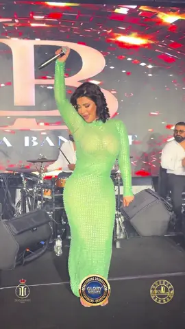 ⁨	⁨	شمس تُضئ مسرح لارسا بيديترويت الامريكية . . الفنانة #شمس_الكويتية نجمة ما بتشبه حدا صوتها حرّ حضورها قوي وشاغلة ال #سوشيل_ميديا  بملايين متابعينها بالعالم وحصلت مؤخراً على جائزة افضل مؤثرة  بالسوشيل ميديا لهذا العام ٢٠٢٥ ودكتوراه فخرية  من مسابقة ملكة جمال العرب  شمس  كل طلّة إلها عنوان خاص خلينا بالصورة التي هي اصدق من الكلام بعضاً في اجواء حفلها الناري بلارسا بمدينة #ديترويت #الامريكية بتعاونها الاول مع شركة غلوري نايت ولارسا إيفنت ، انوه اطلالتها فستان تصميم  Versace#  . ‪‪@glorynights  . #usa             🪬⁩⁩