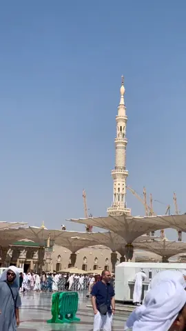 اک بیکاری کھڑا آپ کے دربار کے پاس 