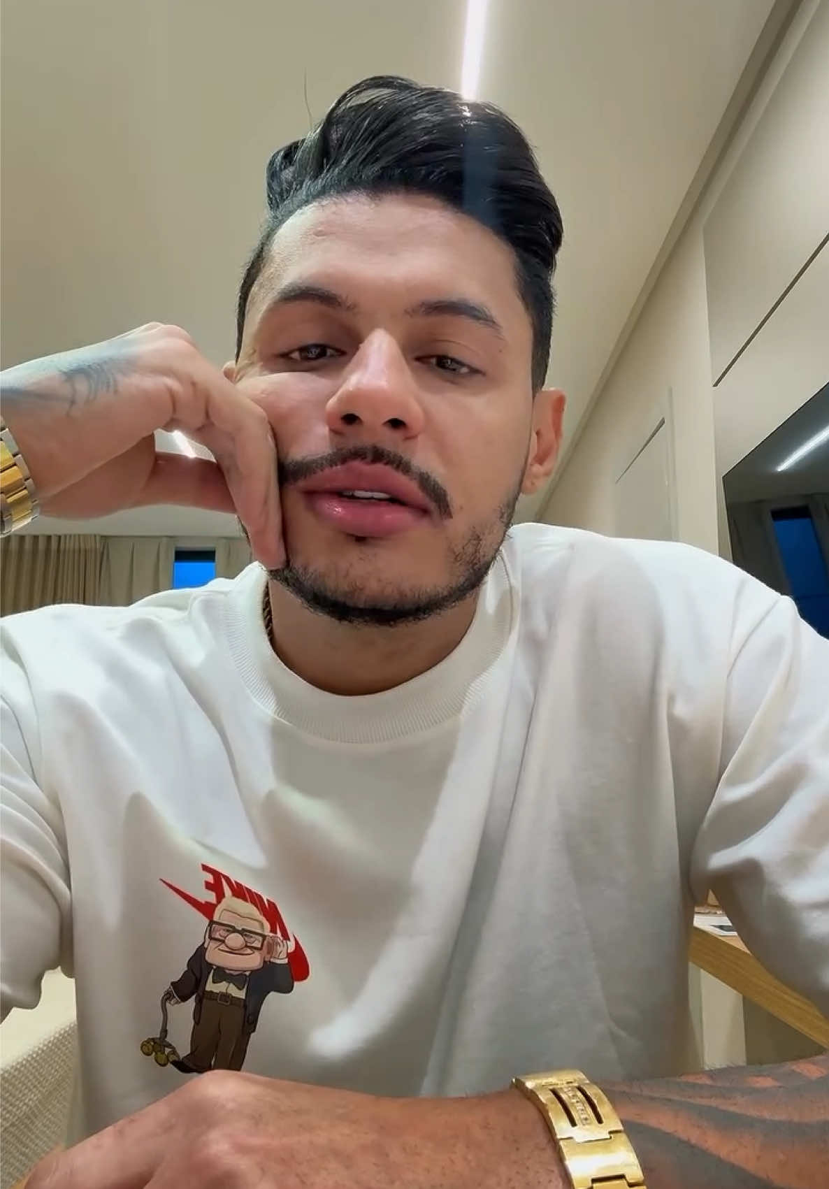 Tô de volta! Ao contrário do que muitos diziam, tô firme, sem sequela, mais forte e com ainda mais sabedoria. Primeiramente, agradeço a Deus, por me dar mais uma chance, por me levantar quando tudo parecia desabar. Agradeço também à minha família, aos fãs e amigos que nunca deixaram de acreditar em mim. Deus é poderoso pra mudar qualquer cenário, e eu sou prova viva disso. Ele me deu força, me deu paz e me colocou de pé novamente, mais preparado, mais consciente e mais grato. Podem anotar aí: tô de volta, fortão, com a fé renovada e o coração cheio de propósito💪🏽 #hungria #voltei 