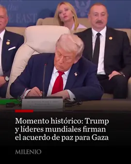 🌍🇵🇸🕊️ En un hecho histórico, el presidente de Estados Unidos, Donald Trump, junto con los líderes de Qatar, Egipto y Turquía, firmaron este lunes 13 de octubre el plan de paz para Gaza durante una cumbre celebrada en Sharm el Sheij, Egipto. La reunión contó con la presencia de una veintena de líderes mundiales y busca consolidar la estabilidad en Oriente Próximo tras años de conflicto. El acuerdo llega tras la entrega de los últimos 20 rehenes israelíes por parte de Hamás, y contempla la liberación gradual de presos por parte de Israel. Trump, que visitó previamente Israel y se dirigió al Parlamento, aseguró que este pacto marca el inicio de “la era dorada de Israel y Oriente Próximo”. La cumbre se ha convertido en un momento clave de mediación internacional, con EU, Qatar, Egipto y Turquía como principales impulsores del acuerdo, mientras se espera que el plan abra la puerta a un alto al fuego duradero en la región. 📹: Reuters #Gaza #Trump #AltoAlFuego #Egipto #Israel   