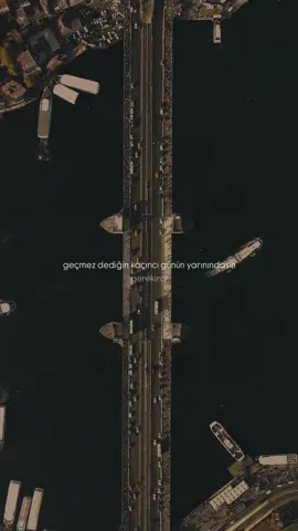 Zor gün geçer, ama o gün yanındakini asla unutmazsın. Geçmez dediğin acıların hepsi geçti farkında mısın? Bir zamanlar nefes alamadığın geceler, sabahına kalkamayacağın sandığın sabahlar… Hepsi birer “yarın” oldu, sen de hâlâ buradasın. Dağıldığını sandığın anlarda bile toparlandın — kimse fark etmese de, kendi küllerinden yeniden doğdun. Ama hayatta bazı şeyler kolay unutulmaz. Bir mezarın başında omzuna dokunan o el… Hastane koridorunda sessizce seninle dua eden o insan… O anlar geçer ama o duygular kalır. Çünkü zor zamanlar, kim gerçek kim değil onu gösterir. Hayat aslında o kadar da karmaşık değil: Kimse zor zamanında yanında değilse, iyi zamanlarında da yanında olmayı hak etmez. Vefa, bir insanın en sessiz ama en güçlü sınavıdır. Ve unutma; zor gün atlatılır, ama o gün yanındakiler hep hatırlanır. Seslendirme 🎙️ @ebedi.acemi  . . . #duygu#duygulart#hayat #vefal#dostlukik