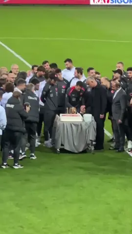 Hakan Çalhanoğlu’nun A Milli Takım’daki 100. maçına özel pasta kesildi 🎂🇹🇷