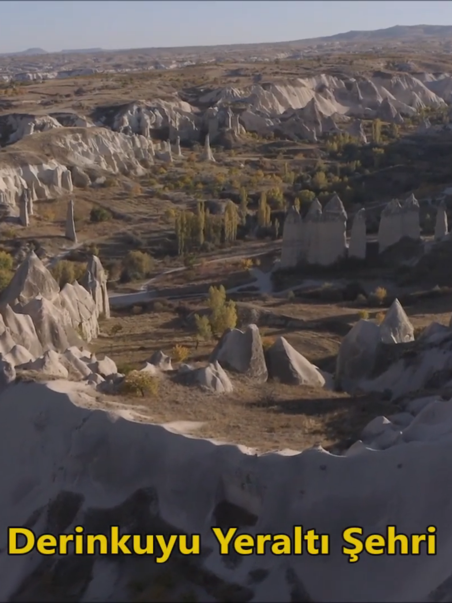 Derinkuyu Yeraltı Şehri, Nevşehir'in en gizemli tarihi yapılarından biri olarak yerin 85 metre altına uzanan, binlerce yıllık geçmişe sahip devasa bir yeraltı şehridir. Bilim Peşinde sayfasından alıntıdır..