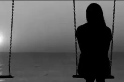 أشتقت لشخص مَوجود استطِيع أن أرسل لهُ وَلكن حاجز بينّنا لم يَعد كالشخص الذِي عرفته مُنذ البداية  لقد تغِيرت علاقتنَا اشتاق لأيامنا القِديمة  اعود إلى مُحادثتنَا واحن الى بَدايتنا الجمِيلة لا أَدري مَاذا حدث . #explore #foryoupage #fyp #foryou 