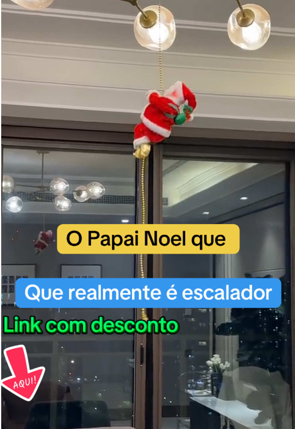 Esse Papai Noel escalador é o enfeite mais divertido e encantador da temporada! Ele se movimenta de verdade — sobe, desce e leva a sacolinha de presentes, deixando qualquer decoração com um toque mágico e animado. 🎄✨ Tá viralizando no TikTok e é sucesso em todas as casas! Todo mundo quer o seu antes que acabe, porque o estoque voa nessa época. 👉 Garante já o teu Papai Noel Escalador e deixa o espírito do Natal em movimento! 🎅✨ 🔥 #DecoracaoDeNatal #NatalMagico #PapaiNoelEscalador #TikTokShopBrasil #EspíritoDeNatal