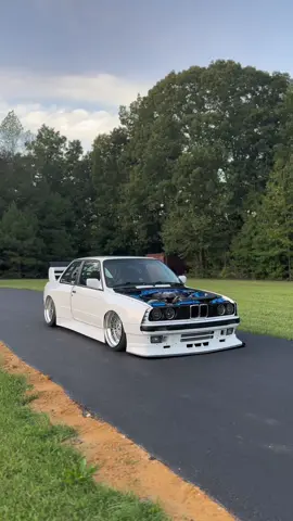 Need to put the hood back on again #bmw #e30 #325i #carsoftiktok #fypシ 