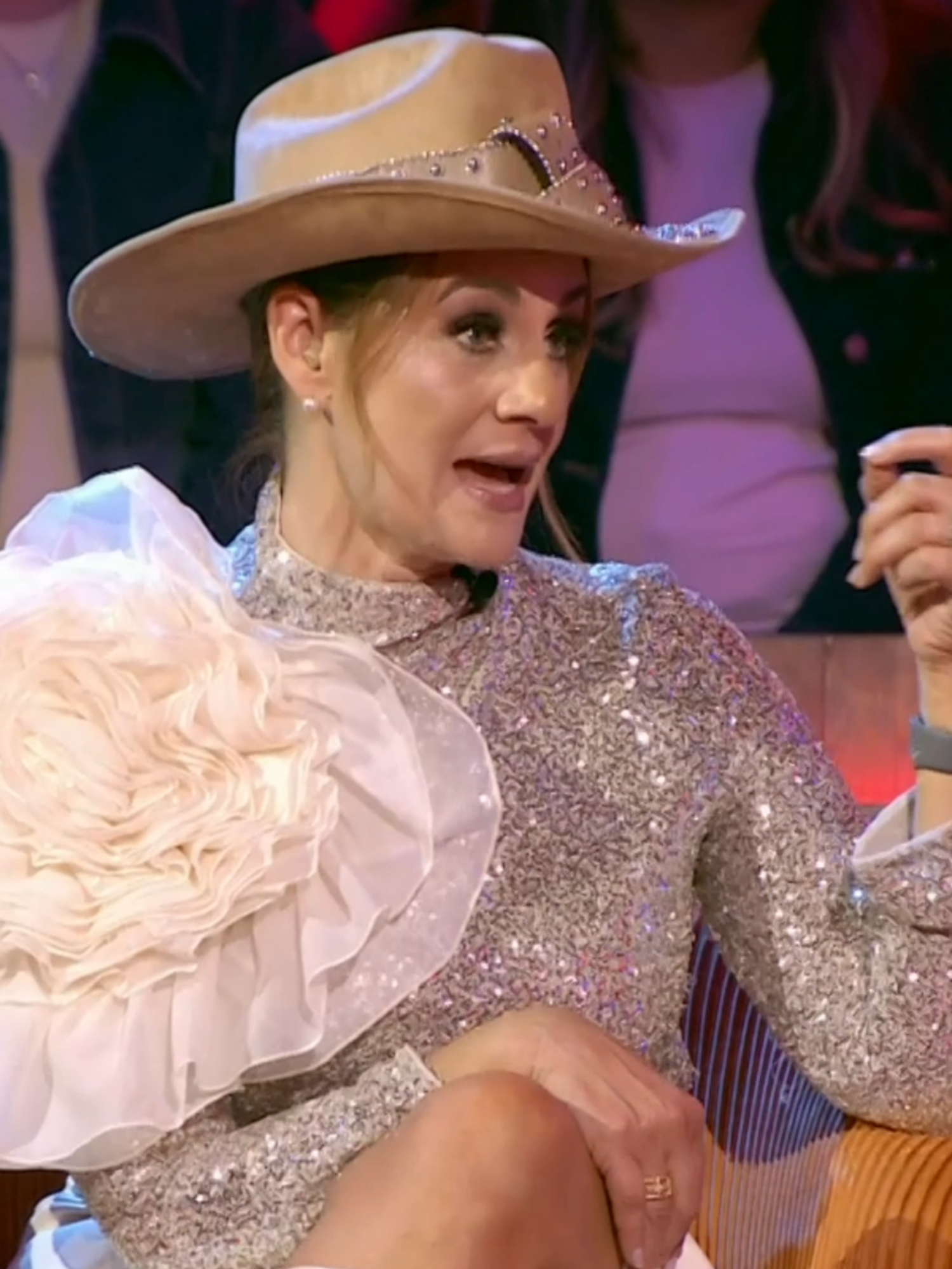 Ayer mis críticos no se quedaron con nada y dijeron fuertes confesiones. 🤭 ⁣⁣ #LaGranjaVIP transmisión 24/7 en #DisneyPlus experiencia completa.⁣⁣⁣⁣⁣ Durante dos semanas podrás disfrutarla en mis redes:⁣⁣⁣⁣⁣ 🌐Sitio Web⁣⁣⁣⁣⁣ 📱App TV Azteca En Vivo⁣⁣⁣⁣⁣ 💻YouTube