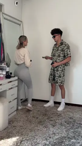 Hot spanish le regalo algo sorpresa a su esposa 🎁#fyp #hotspanish #regalo #cirujano #viral 