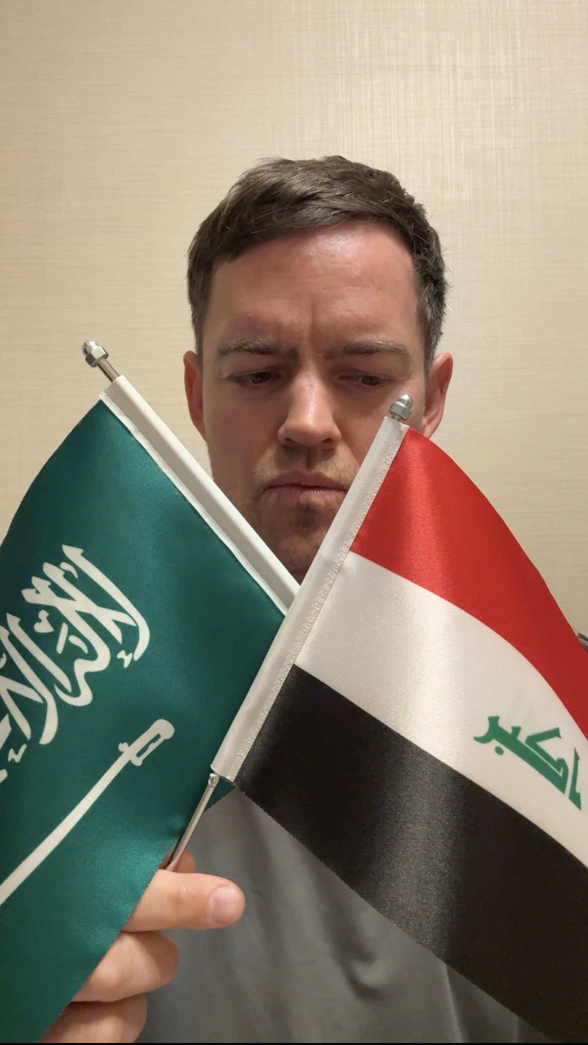 وجهة نظر: أنت تريد أن يتأهل كل من العراق والسعودية إلى كأس العالم. إن شاء الله الفريق الذي يخسر في مباراة 14 أكتوبر سيتأهل لاحقاً في الجولة الخامسة! الأغاني:  احنا اللي أسسنا الملعب لحسام الرسام  مدلي المنتخب السعودي لنغم الغربية POV: You want both Iraq AND Saudi Arabia to go to the World Cup.  Inshallah whoever doesn’t win the October 14th match will still qualify later on in the 5th round! Songs by Hussam Alrassam and Naghm Algharbia 