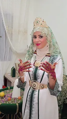 ربي يسهل على اي بنت في الدنيا مديه الحنه