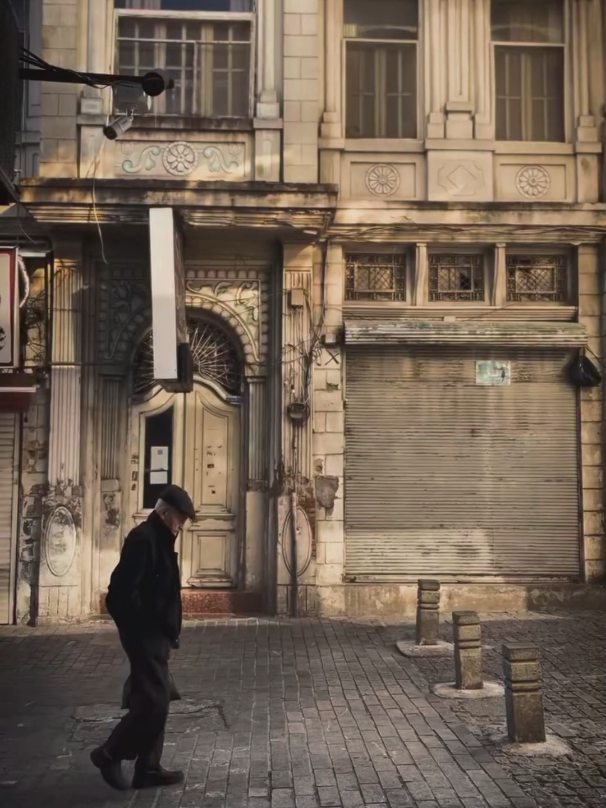 بس تعالو لو اجيتو جفوفنا نحنيها وقلوبنا الما تنسى همكم هلبت انسيها بلكت بختنا يجيبكم بلكت ونشم روايح طيبكم هلبت  . . . #كريم_منصور #بس_تعالو 2000 #كريم_منصور_بس_تعالو #كاظم_فندي #سعدون_قاسم 