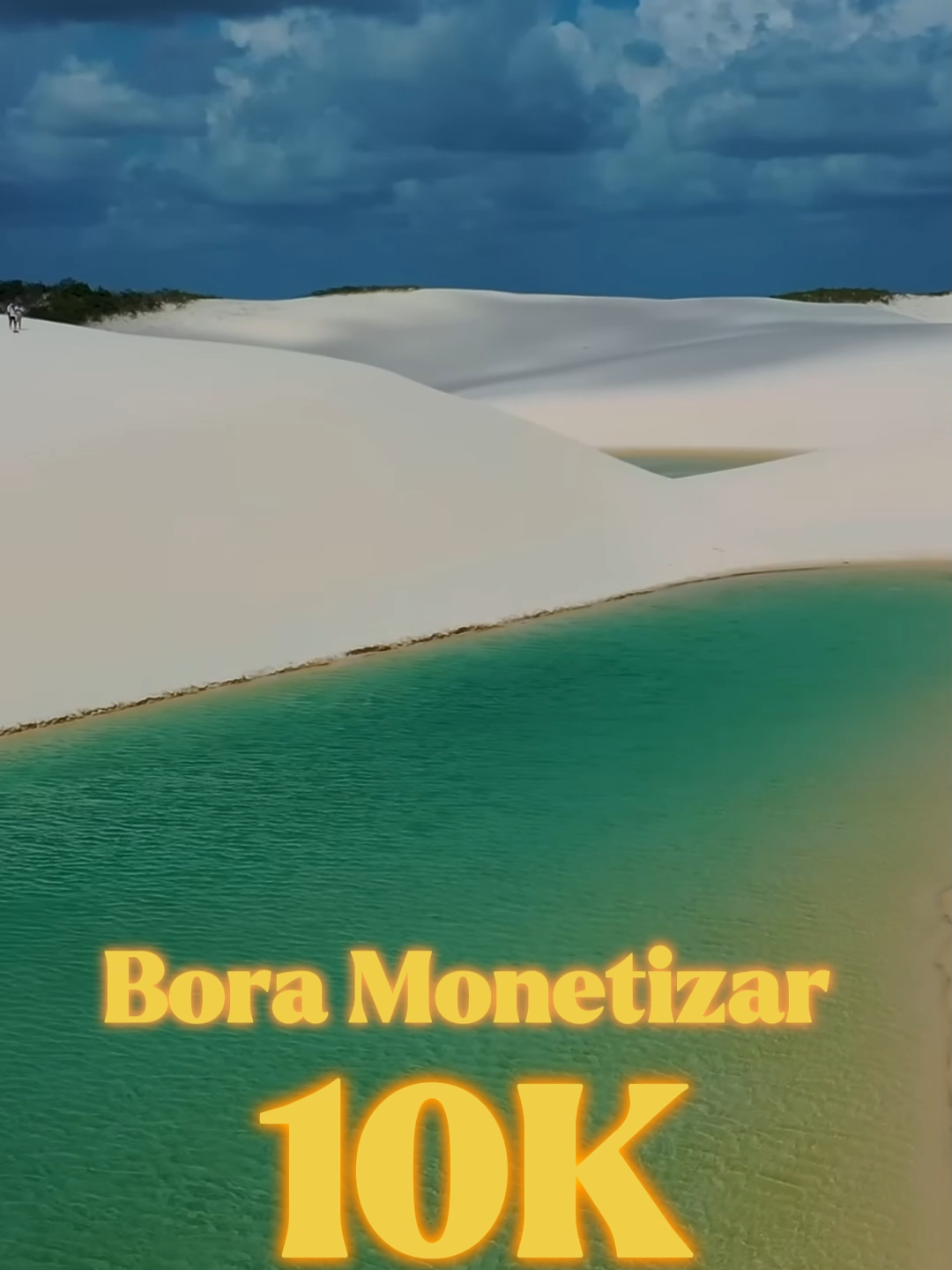 Parte 1- Os Lençóis Maranhenses, localizados no nordeste do Brasil, no estado do Maranhão, são uma das paisagens mais surreais e espetaculares do planeta. Trata-se de um deserto, mas um deserto como nenhum outro no mundo. Em vez de areia seca e monótona, os Lençóis são um vasto campo de dunas de areia branca e fina, que se estendem por mais de 1.500 quilômetros quadrados, pontilhadas por milhares de lagoas de água doce, cristalina e em tons de azul e verde. Um Deserto que se Transforma em Oásis A magia dos Lençóis Maranhenses reside em seu ciclo anual único. Durante o primeiro semestre do ano, a região recebe chuvas abundantes. A água da chuva é então armazenada nos vales entre as dunas, formando as lagoas temporárias. O que é fascinante é que, apesar de ser um deserto de areia, o solo abaixo é impermeável, o que impede que a água seja drenada, criando este fenômeno extraordinário. O período de junho a setembro é a época de ouro para visitar os Lençóis. É quando as chuvas cessam, o sol brilha e as lagoas atingem seu nível máximo, transformando a paisagem em um mosaico hipnotizante de branco e azul. Caminhar descalço pelas dunas, sentindo a areia fina e fresca sob os pés, e mergulhar em uma lagoa de água morna e transparente após uma caminhada é uma experiência de pura conexão com a natureza. Uma Paisagem em Constante Movimento Os Lençóis Maranhenses são uma paisagem viva, em constante transformação. Os ventos fortes que sopram do oceano remodelam as dunas incessantemente, garantindo que o cenário nunca seja exatamente o mesmo. As dunas podem se mover até 20 metros por ano, cobrindo e descobrindo lagoas, criando uma paisagem dinâmica e efêmera. Lagoas de Beleza Única Dentro do parque, existem circuitos de lagoas famosas por sua beleza. O Circuito da Lagoa Azul, perto da cidade de Barreirinhas, inclui a Lagoa Azul, a Lagoa Bonita e a Lagoa da Esmeralda, cada uma com suas próprias tonalidades e encantos. Já na vila de Atins, o cenário é mais rústico e selvagem, oferecendo uma experiência mais imersiva e menos movimentada. Apesar da aparência de deserto, o ecossistema é surpreendentemente resiliente. Quando as lagoas se enchem, elas ganham vida com peixes, que sobrevivem ao período de seca com seus ovos enterrados na areia, esperando as chuvas para eclodir. Visitar os Lençóis Maranhenses é testemunhar um milagre da natureza. É caminhar por um mar de areia sob um céu imenso e descobrir oásis de água cristalina onde se esperaria encontrar apenas aridez. É uma paisagem que desafia a lógica e redefine o conceito de beleza, deixando uma marca indelével na alma de quem a contempla. #10k #creatorsearchinsight #monetizartiktok #boramonetizar #moneytok #monetizar #20k #creator #1000millionsviews