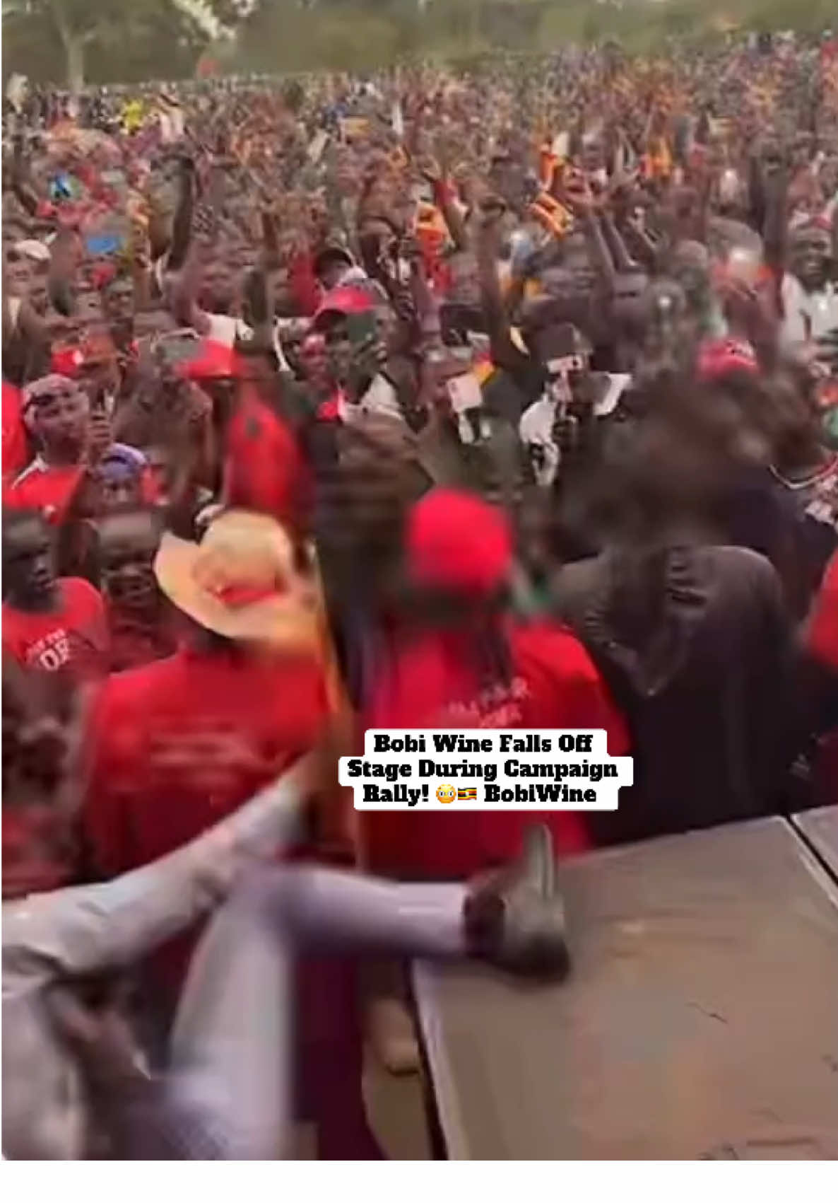 🚨 Bobi Wine Falls Off Stage During Campaign Rally! 😳🇺🇬 BobiWine #NUP #UgandaPolitics #BobiWineRally #BrayzMedia #UgandaNews 