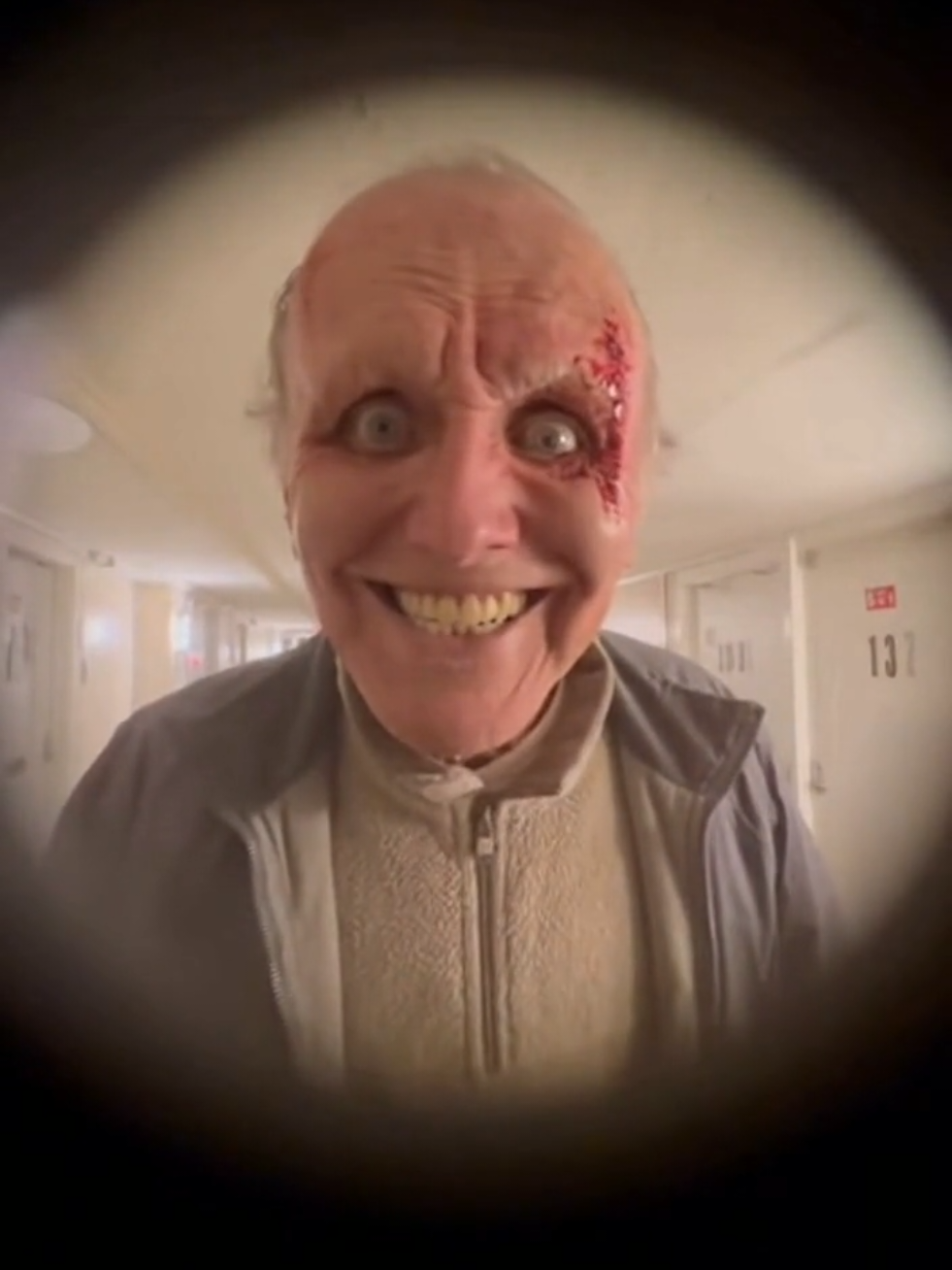 C'est minuit.  Soudain ça tape à ta porte d'entrée. Tu regardes par le judas et tu vois ça. Dis moi en commentaire ce que tu fais. J'ai envie de savoir.  #experience #question #horreur #paranormal #viral 