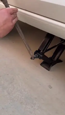 Troque pneus sem esforço!Macaco automotivo com catraca de força, seguro, compacto e resistente. Ideal para deixar no porta-malas!  #trocadepneu #carroseguro #ferramentas #autopeças #automotivo 