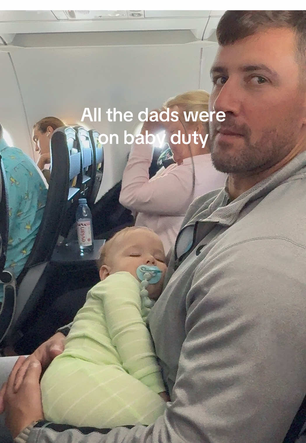 Today’s flight was powered by Dunkin’, patience, and a whole lot of hands-on dads 🤍 #flyingwithkids #handson #MomsofTikTok #dadsbelike #spiritairlines 