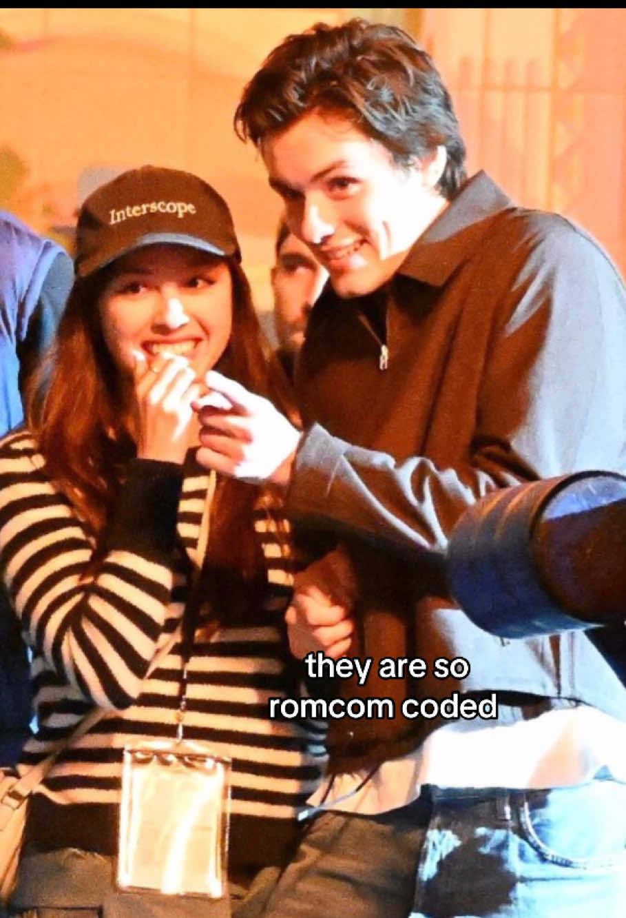 olivia rodrigo and louis partridge at halloween horror nights. 🖤 #oliviarodrigo #louispartridge #fyp #couple #viral #Love #romcom #romance #halloween #sabrinacarpanter #gracieabrams #milliebobbybrown #xybca #meandyou 