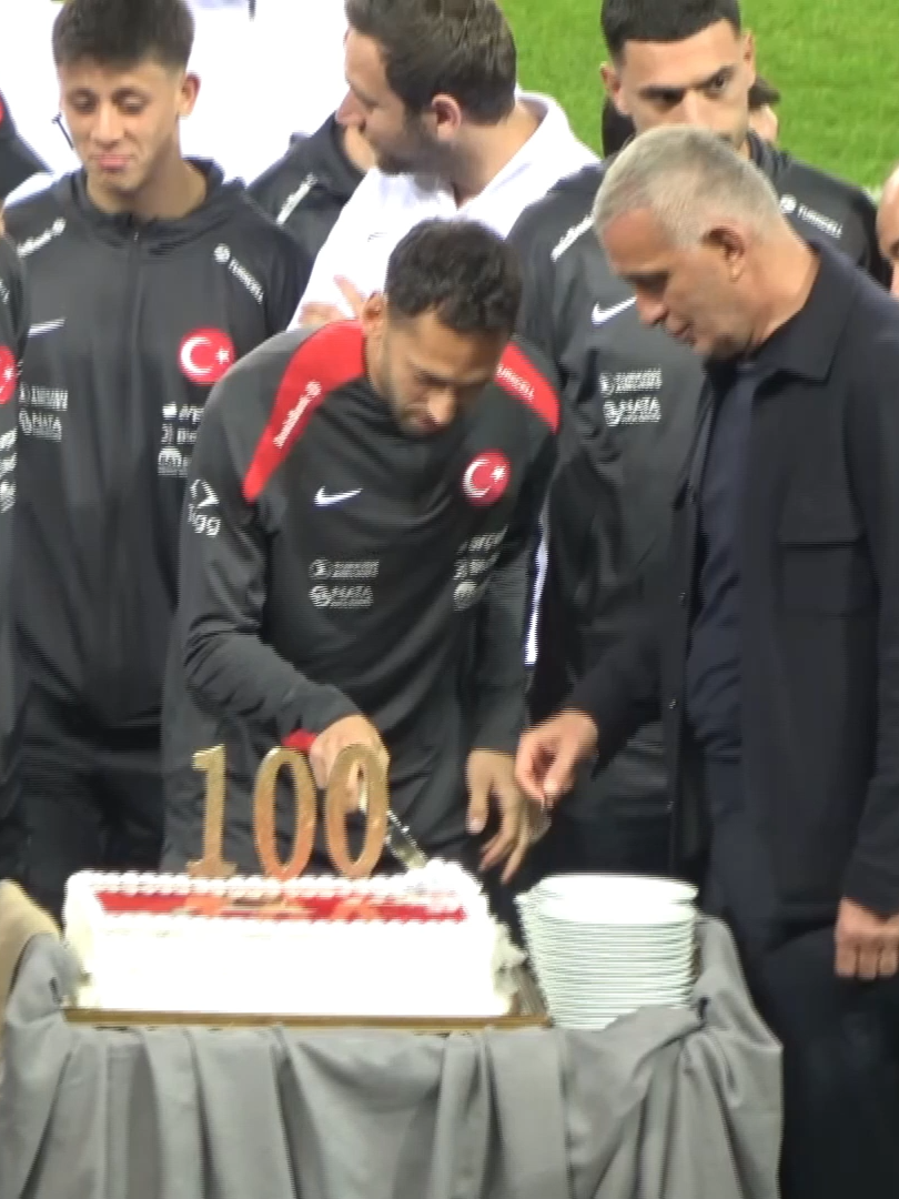 A Milli Futbol Takımı, Gürcistan maçının oynanacağı Kocaelispor Stadyumu'nda yürüyüş yaptı. Takım kaptanı Hakan Çalhanoğlu'nun 100. milli maçına özel olarak sahada pasta kesildi. #amillitakım #hakançalhanoğlu #türkiye #gürcistan #kocaelisporstadyumu
