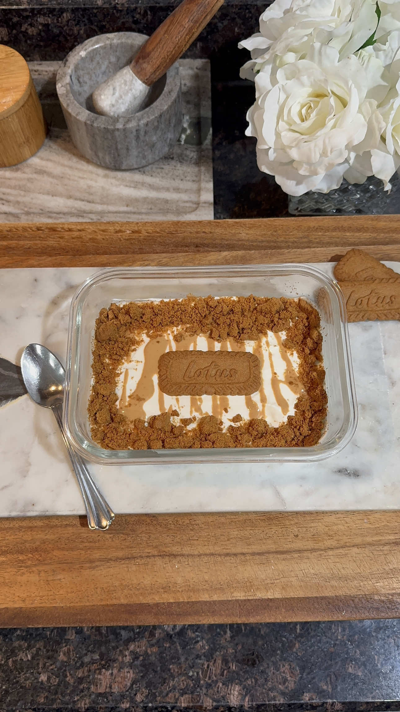 High-Protein Biscoff Cheesecake Bowl 🍰 Tastes like dessert, fuels like a protein shake 😏 This combo is creamy, crunchy, and seriously addictive. Ingredients: 🥣 ¾ cup plain nonfat Greek yogurt 🍮 7g Jello cheesecake mix 🍦 2 tbsp zero sugar Cool Whip 🍪 3 Biscoff cookies, crushed 🥜 2 tbsp PBfit (mixed with 3–4 tbsp water to drizzle) Macros: 💪 25g protein ⚡️ 42g carbs 🥥 10g fat 🧡 348 calories  Dessert for gains? Always. 😤