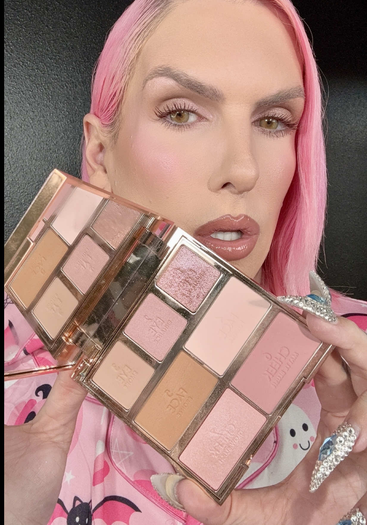 Is the NEW @Charlotte Tilbury Hollywood Instant Look In A Palette Jeffree Star Approved®?! 🤯 #jeffreestar #makeupreview #charlottetilbury #luxury #BeautyTok   Lip Combo: @Jeffree Star Cosmetics ‘Cowboy Friction’ lipstick + ‘No Shame’ Velour lip liner